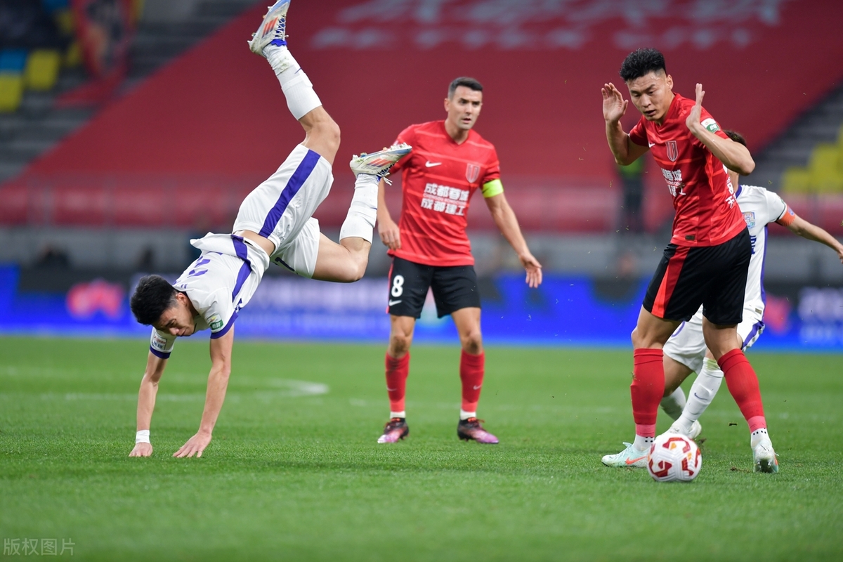 成都蓉城发布备战花絮，今晚强势反弹，社区盾任务艰巨，年轻球员得到机会 