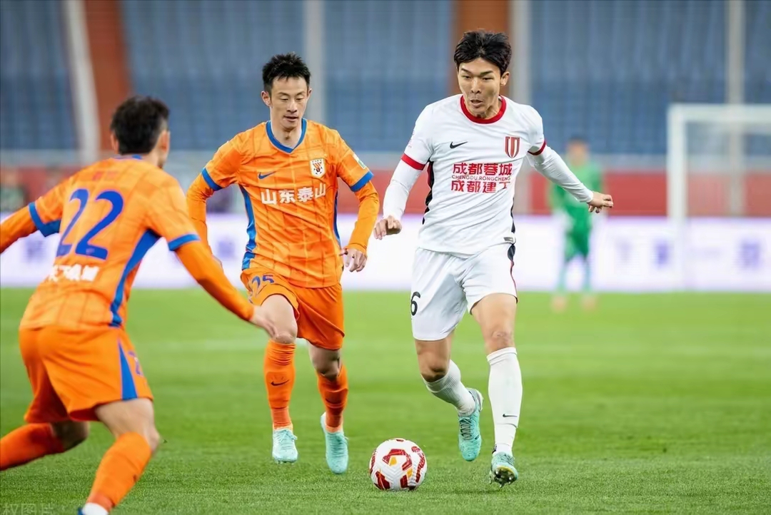 成都蓉城发布备战花絮，今晚强势反弹，社区盾任务艰巨，年轻球员得到机会 